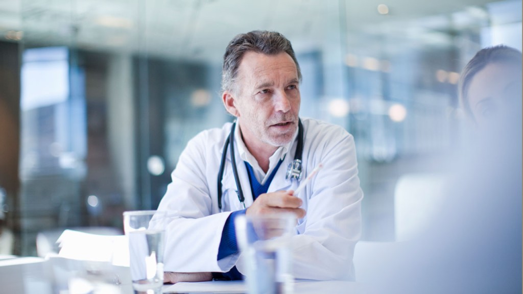 Arzt in der Behandlung MLP Finanzberatung für Ärztinnen und Ärzte